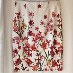 Ron and Ali MEDIUM Stretch floral skirt beautiful
